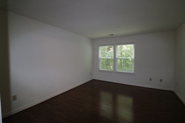 Building Photo - Sunny & Private 2bd/2ba w/Balcony, w/d in-...