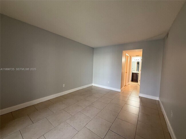 Building Photo - 1071 Adams Ave