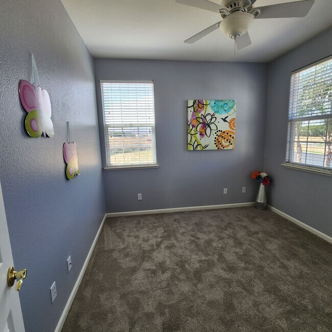 Building Photo - 4 bed 2.5 bath Single Family Home