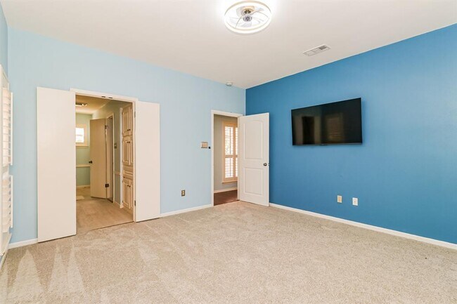 Building Photo - 208 Crescent Bluff