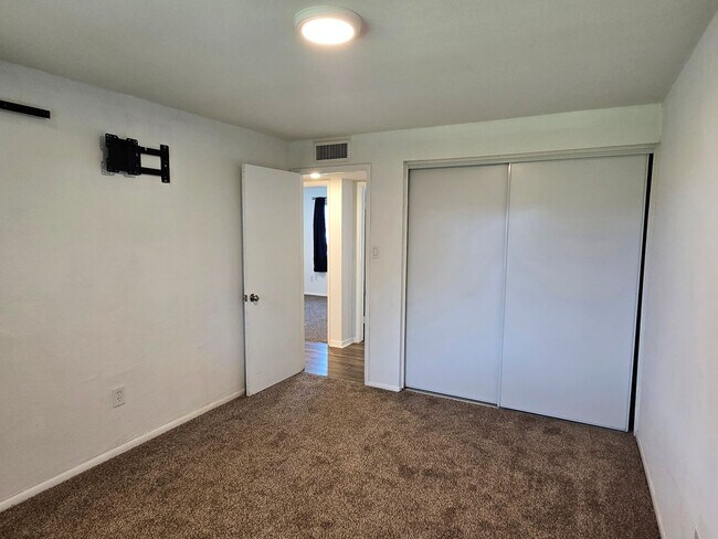 Building Photo - 3-bedroom by New Re-developed Paradise Val...