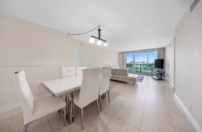 Building Photo - 100 Bayview Dr