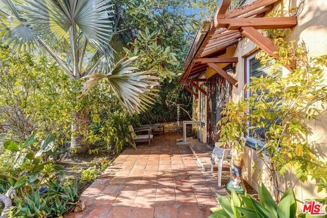 Building Photo - 212 3rd Ave