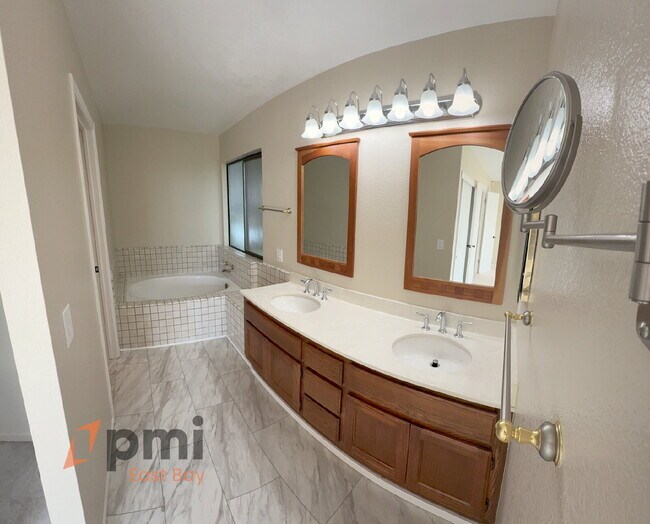 Building Photo - Well-Maintained 4-Bedroom Home in Prime Va...