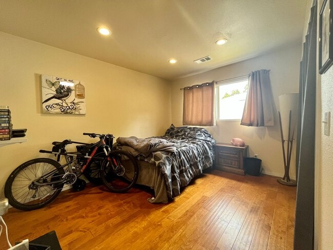Building Photo - 3 bedroom, 1 bathroom home next to Sequoia...