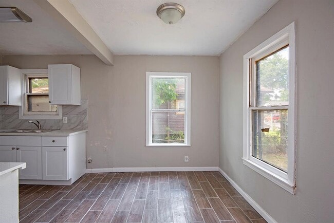 Building Photo - 6725 Bunche Dr