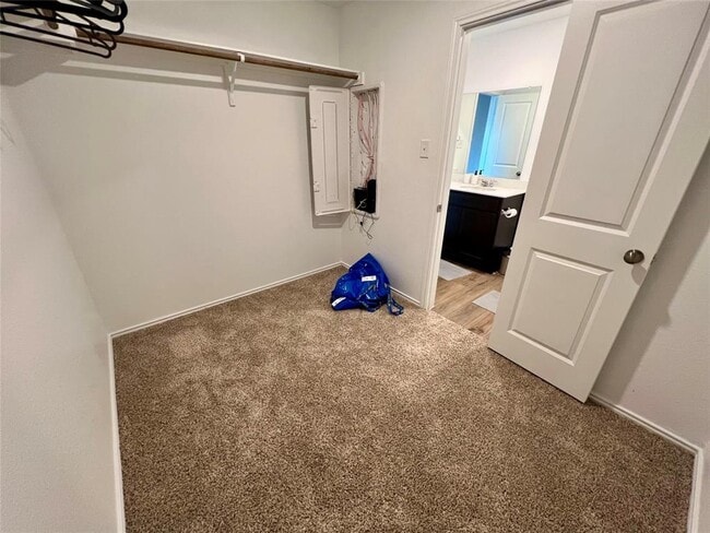 Building Photo - 420 Halfmoon Dr