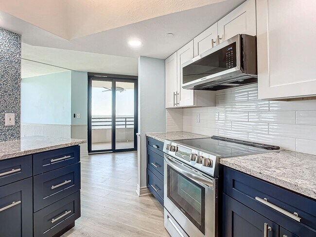 Building Photo - Stunning Penthouse Rental with Intracoasta...