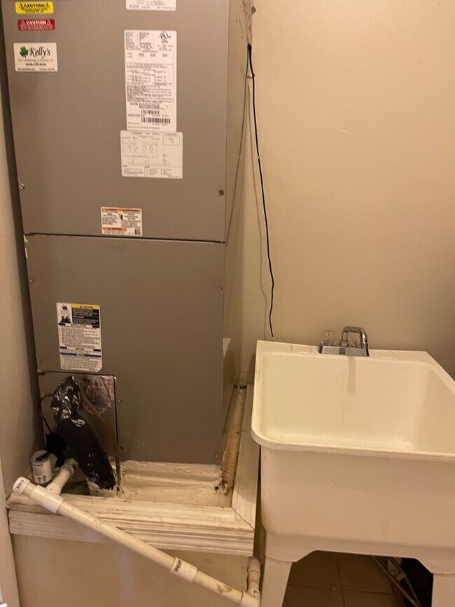 Building Photo - Adorable three bedroom two bath one car ga...