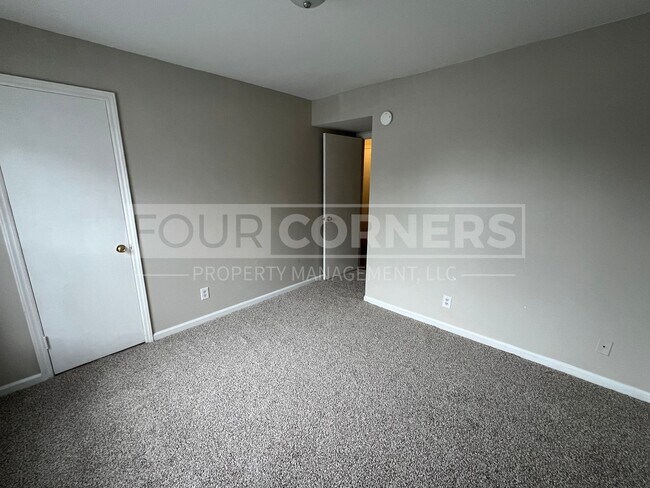 Building Photo - Spacious 2 Bedroom 1.5 Bath Townhome