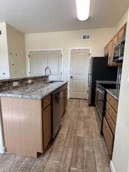 Building Photo - 430 W Pikes Peak Ave