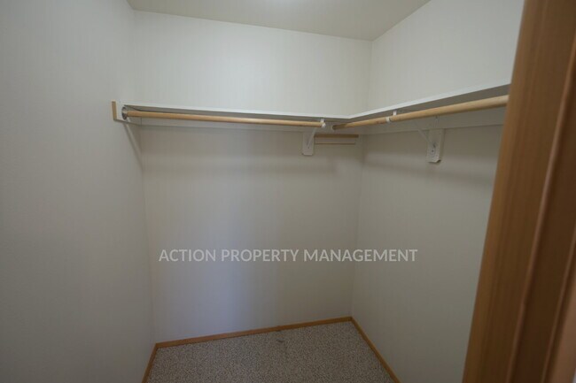 Building Photo - 2 bed 1 bath, bottom floor apartment in Port Angeles, close to Peninsula College and the Olympic ...