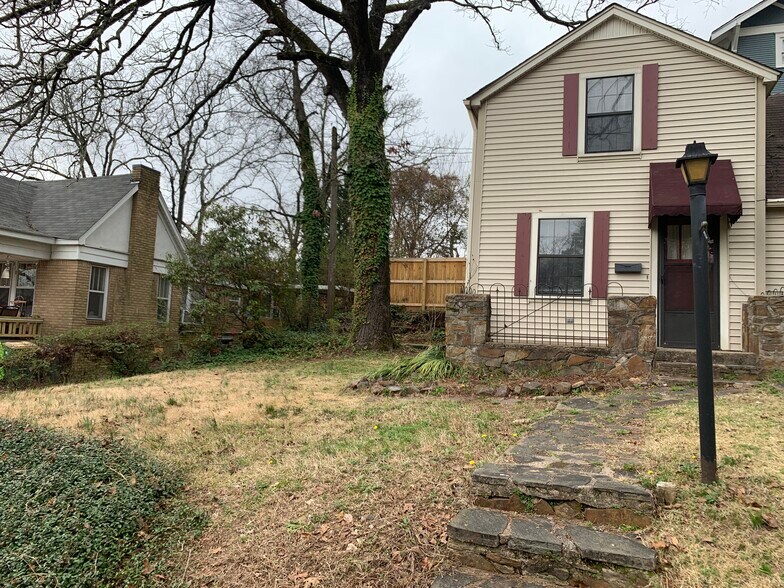 Front of house and side yard - 820 N Jackson St