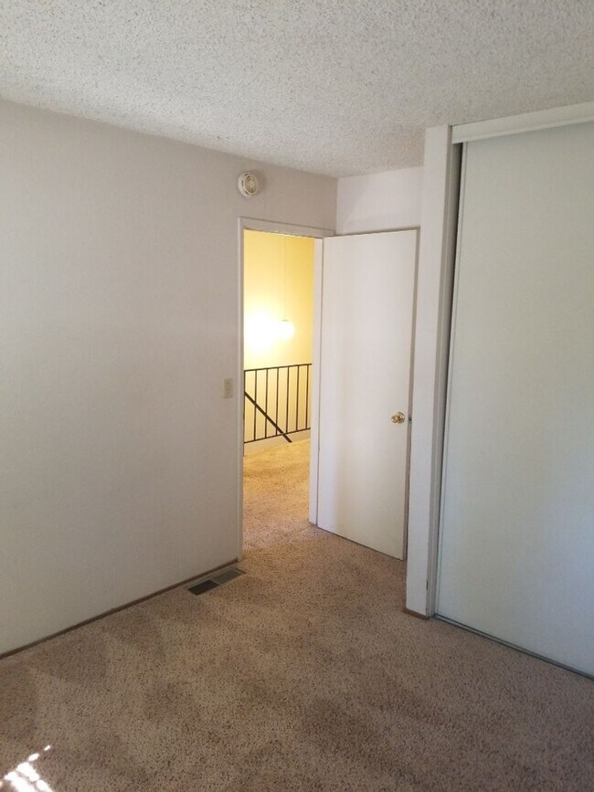 Building Photo - 3 Bedroom Condo in North Davis