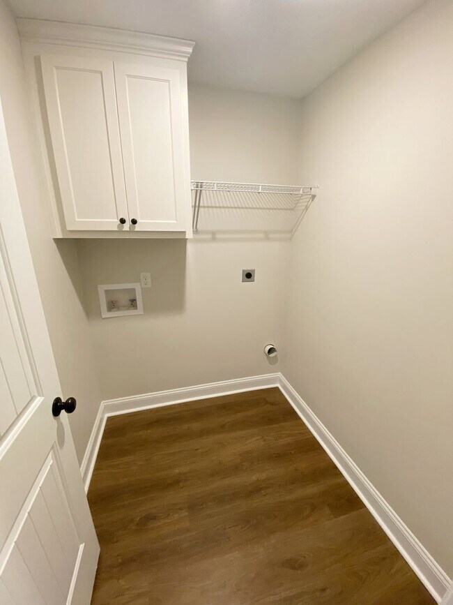 Building Photo - 4 bedrooms, 2 baths in Hahira/North Lownde...