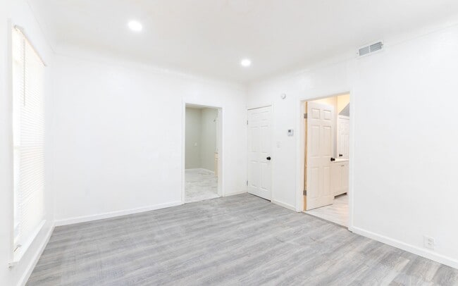 Building Photo - Charming 2-Bedroom Property in Prime Location