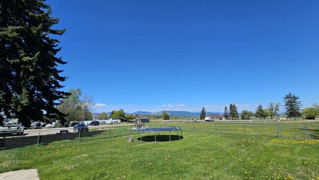 Building Photo - Losleben- House with large yard fully furnished Available Nov 1st - May 31st