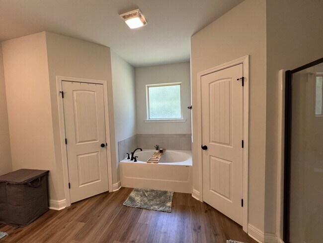 Building Photo - Exceptional 4 Bedroom in Milton