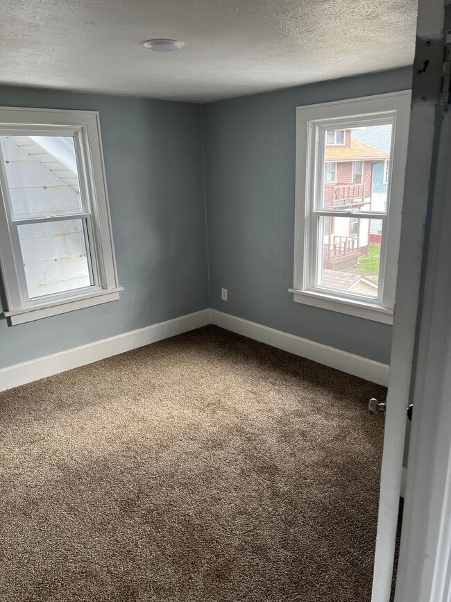 Building Photo - 3 Bed / 1.5 Bath Updated Home with Off-Street Parking!