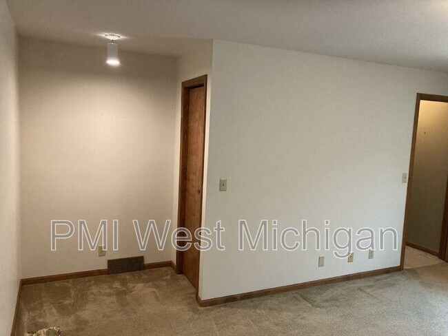 Building Photo - 2703 Woodmeadow Dr SE