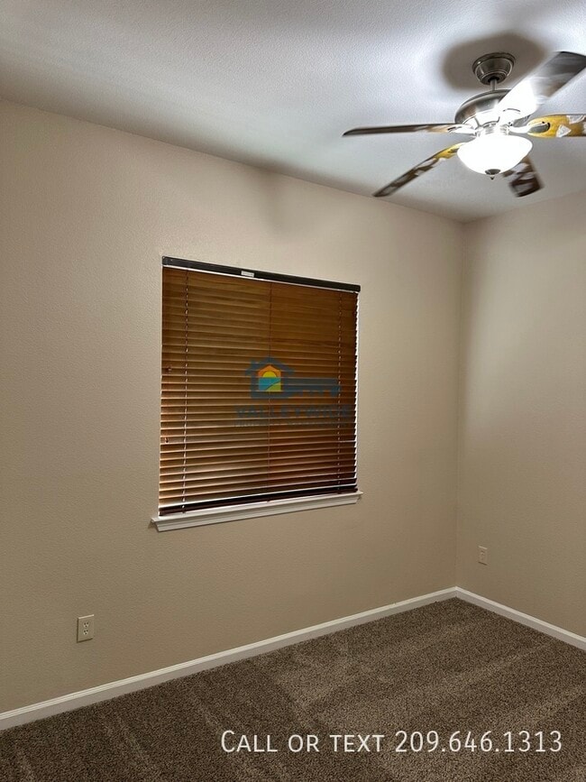 Building Photo - 2555 Crestmore Cir