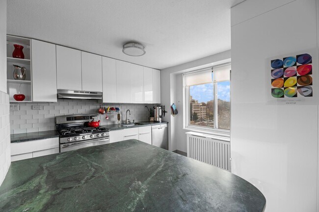 Building Photo - 3333 Henry Hudson Pkwy