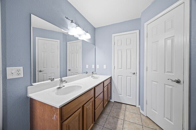 Building Photo - 851 Honeysuckle Dr