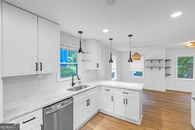 Building Photo - 844 Deckner Ave SW