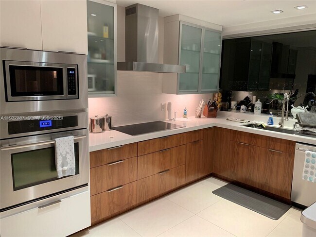 Building Photo - 1541 Brickell Ave