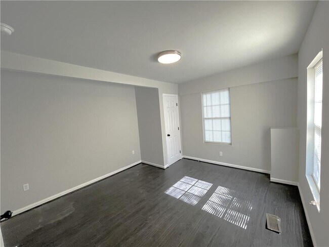 Building Photo - 376 Wellington St SW