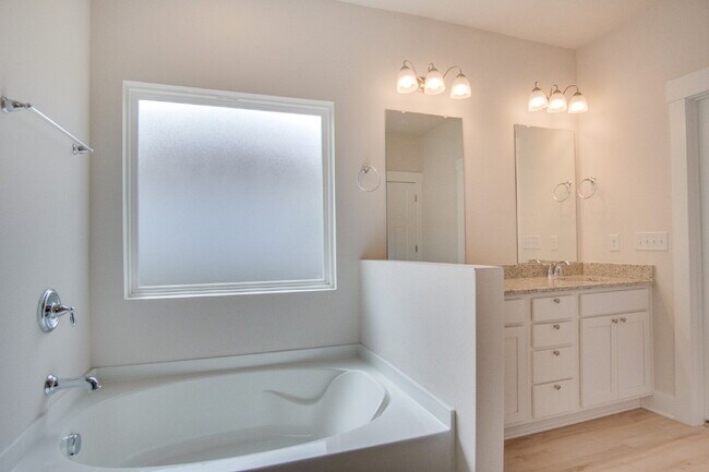 Building Photo - Deer Run 4BR/3BA Home – Solar, Community Pool & ½ Deposit for Active Military