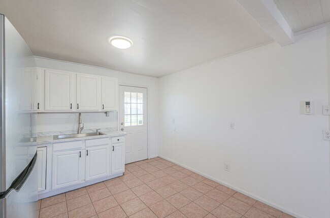 Building Photo - 2 Room 1 Bath Cottage with Huge Backyard