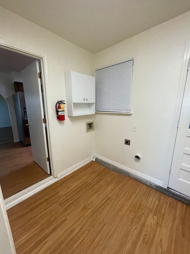 Building Photo - Newly updated & Ready to move in - 3 bdr, ...