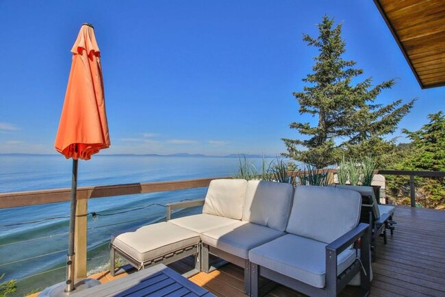 Building Photo - Stunning Furnished Water View Home on West...