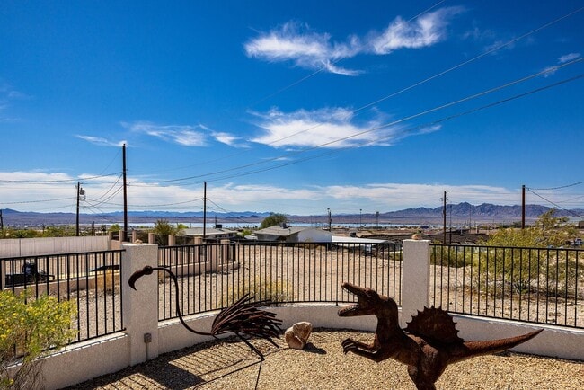 Building Photo - Long Term 4 Bedroom Rental with a Beautifu...
