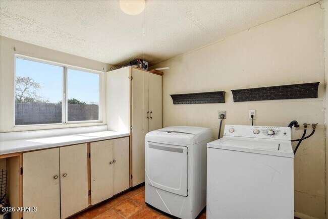 Building Photo - 1935 E El Parque Dr