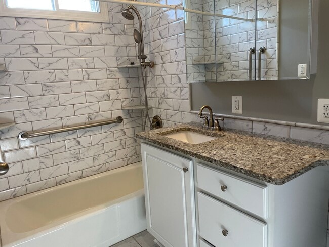 Building Photo - Cheerful 3 Bedroom 2 Bathroom With Office And Spacious Fenced Yard In Beautiful Pimmit Hills