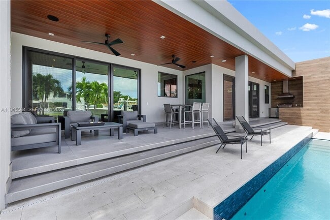 Building Photo - 12911 Oleander Rd