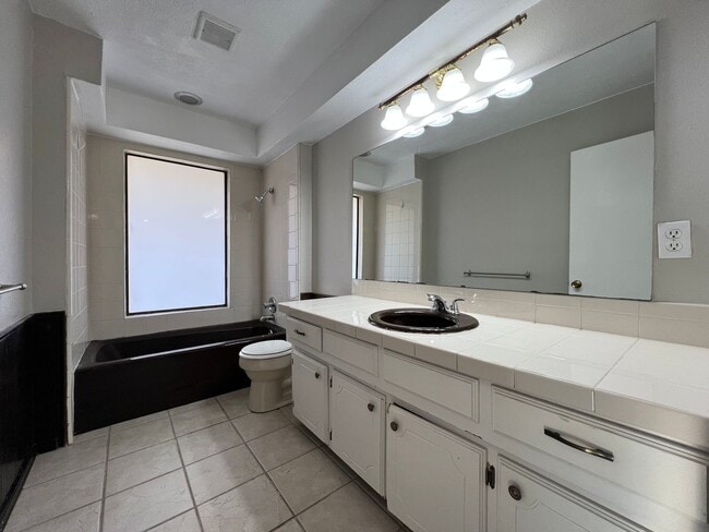 Building Photo - ?Cozy North OKC home with fireplace ?