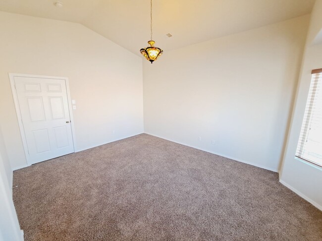 Building Photo - 3 bed 2 bath 1575 sq ft home