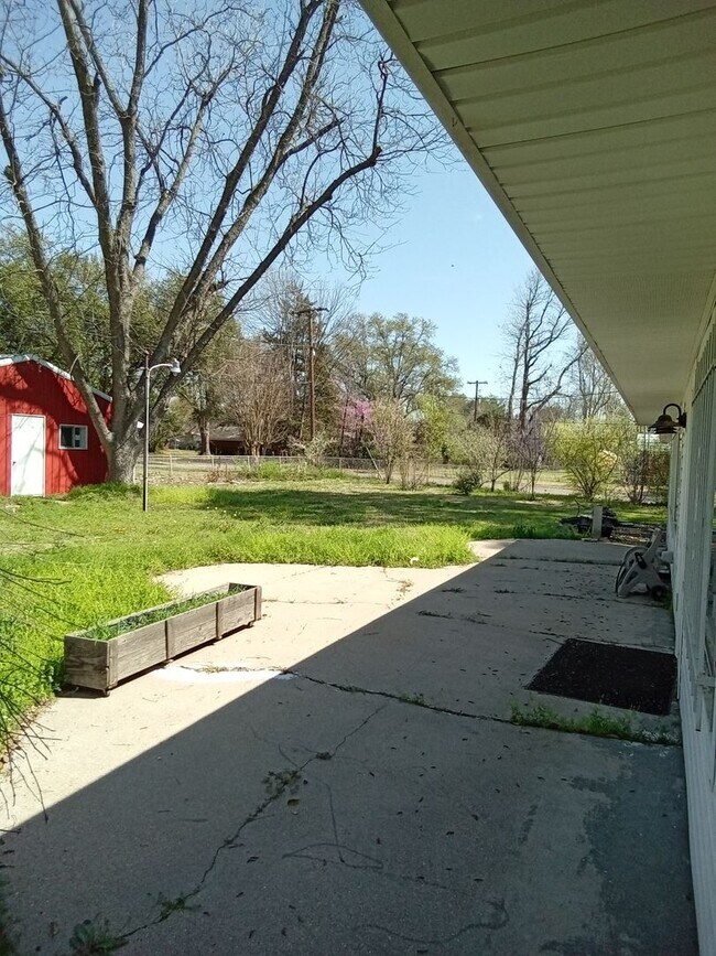 Building Photo - Old Greenacres!!