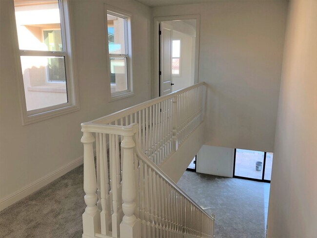 Building Photo - Amazing 5 bedroom home located in desirable Lake Forest community!