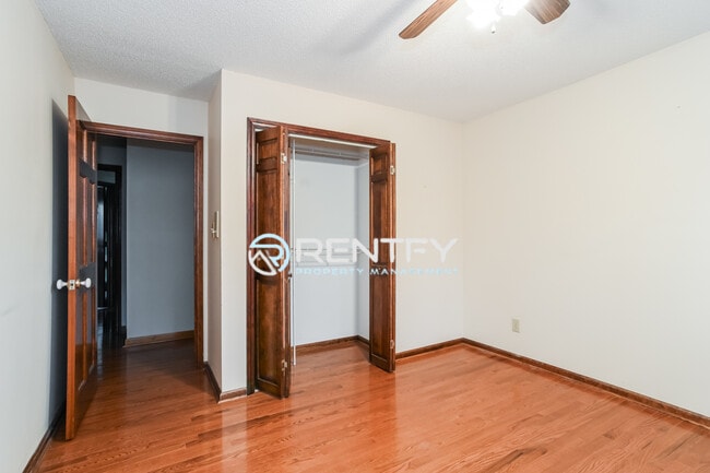 Building Photo - 123 Tiger Ln