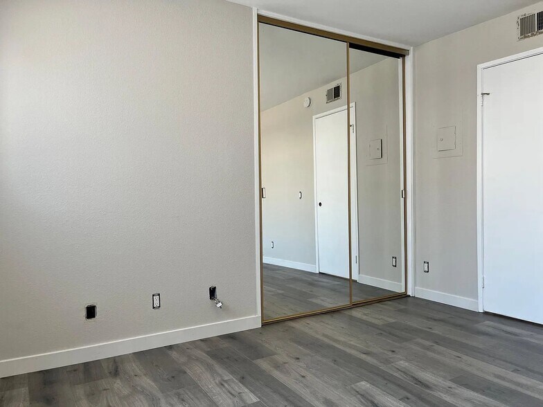 Building Photo - 544 E Tujunga Ave