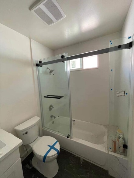 bathroom 2 - 1011 E 67th St