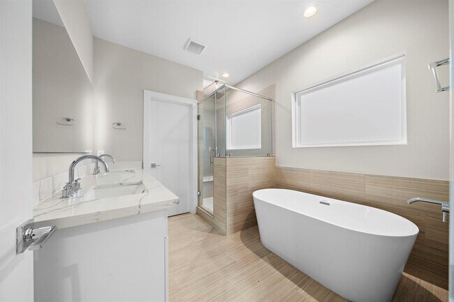 Building Photo - 2304 Hoskins Dr