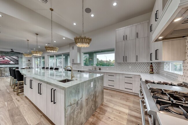 Building Photo - Stunning Green Valley, Guard Gated Community, Pool Home!