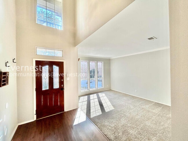 Building Photo - 5 Bed/3.5 Bath Home with Fenced Yard & Garage / Pet-Friendly / Vouchers Accepted