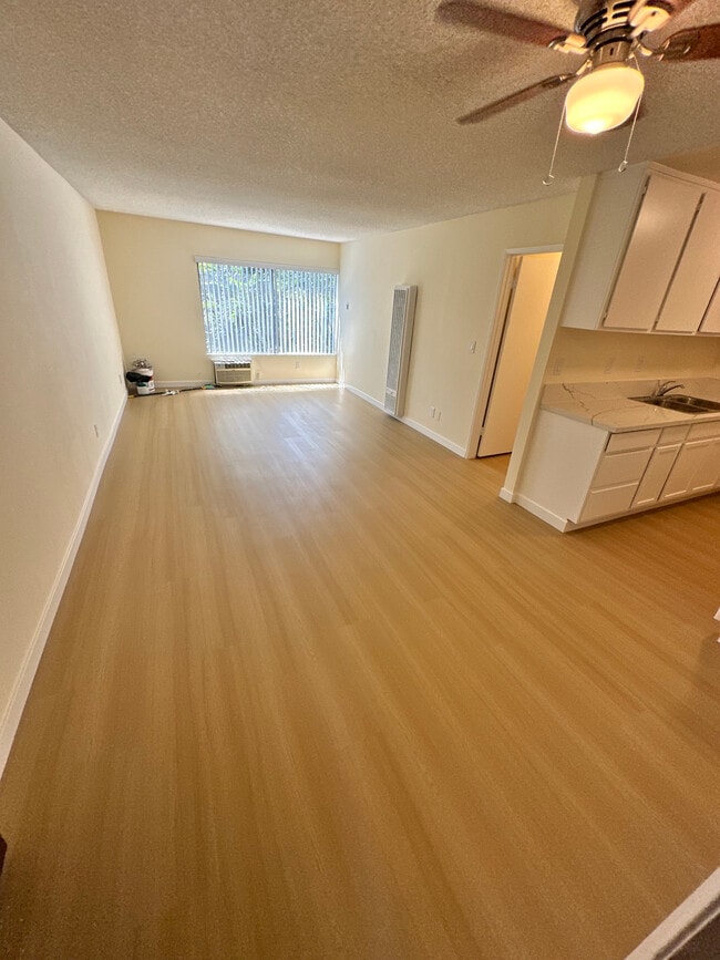 Building Photo - 6310 Hazeltine Ave