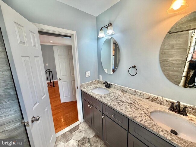 Building Photo - 4020 Grant St NE